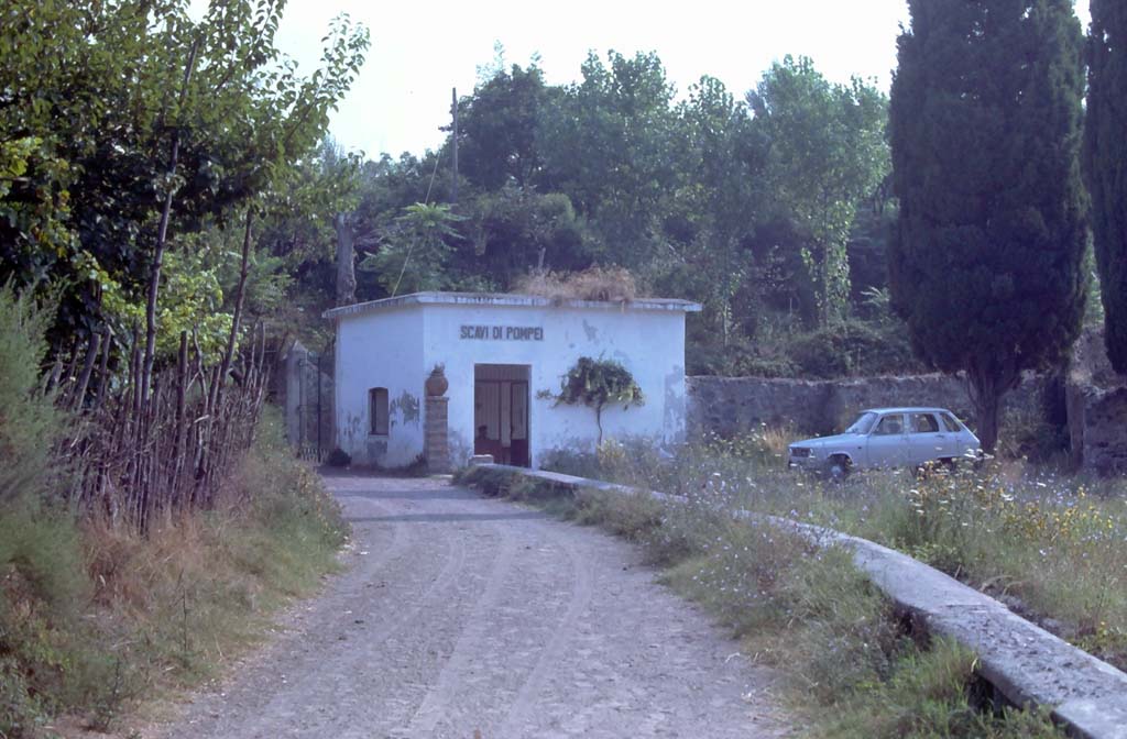 Via dei Sepolcri, Pompeii (north end). August 1976.
Looking south towards one of the original entrances, at the north side of Villa of Diomedes.
Photo courtesy of Rick Bauer, from Dr George Fay’s slides collection.