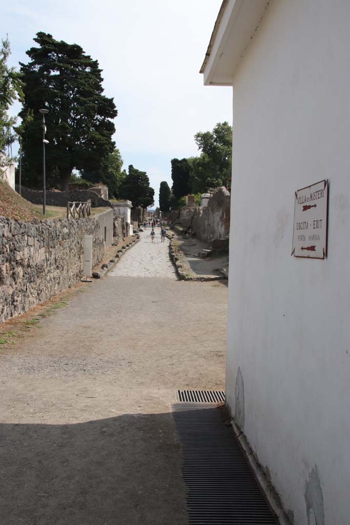 Via dei Sepolcri, north end, Pompeii. September 2021.
Looking south. Photo courtesy of Klaus Heese.