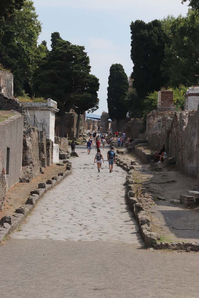 Via dei Sepolcri, September 2021.
Looking south towards the Herculaneum Gate. Photo courtesy of Klaus Heese.