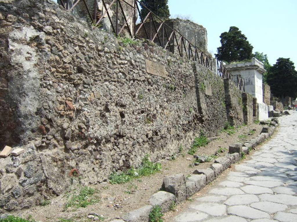 Via dei Sepolcri, east side, May 2006. Looking south from HGE42 Sepolcro di famiglia Arria.