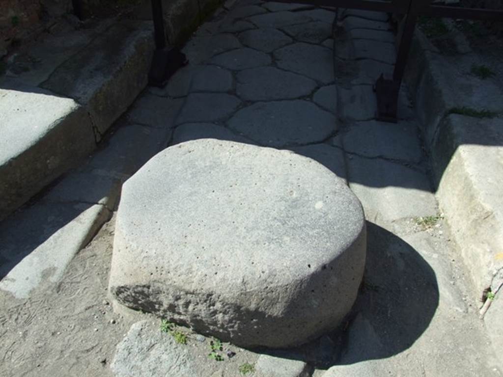 Via dell’Abbondanza.  North side. Stepping stone at junction with Vicolo di Tesmo between IX.1 and IX.7. March 2009.