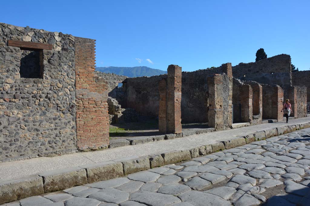 Via dell’Abbondanza, south side, Pompeii. May 2019. Looking south-west from I.4.24, centre left, to I.4.19, behind figure on right.
Foto Tobias Busen, ERC Grant 681269 DÉCOR.

