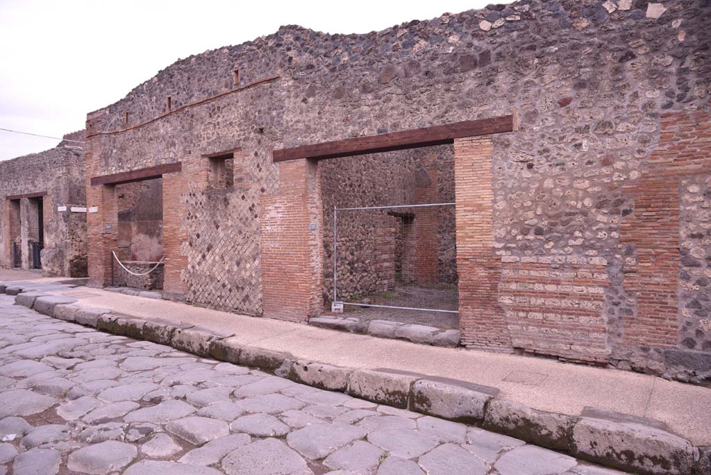 Via dell’Abbondanza, south side, Pompeii. October 2019. Looking south-east towards I.4.27 and I.4.26, entrance doorways.
Foto Tobias Busen, ERC Grant 681269 DÉCOR.
