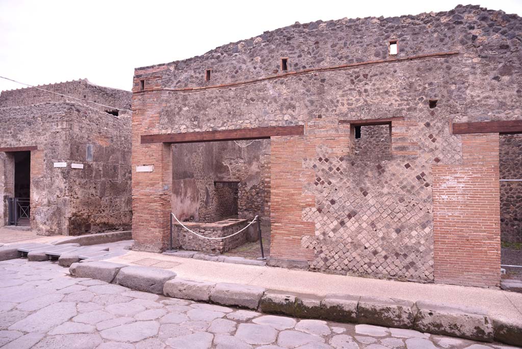 Via dell’Abbondanza, south side, Pompeii. October 2019. 
Looking south to I.4.27, in centre. On the left is I.6.12 and Vicolo del Citarista
Foto Tobias Busen, ERC Grant 681269 DÉCOR
