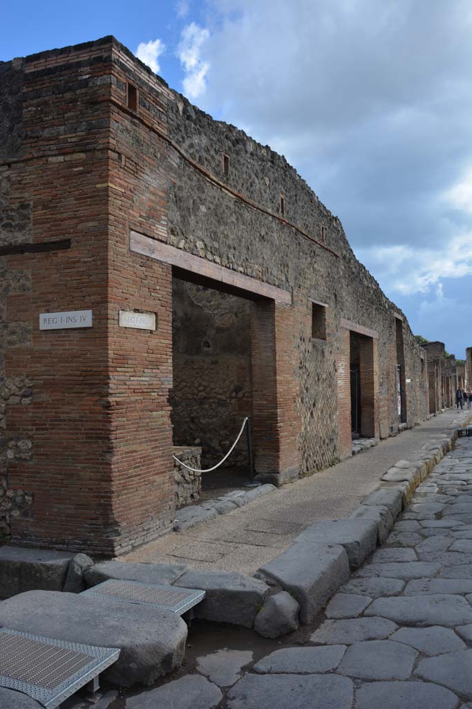 Via dell’Abbondanza, south side, Pompeii. May 2019. 
Looking west from I.4.27, and Vicolo del Citarista, on left.
Foto Tobias Busen, ERC Grant 681269 DÉCOR.
