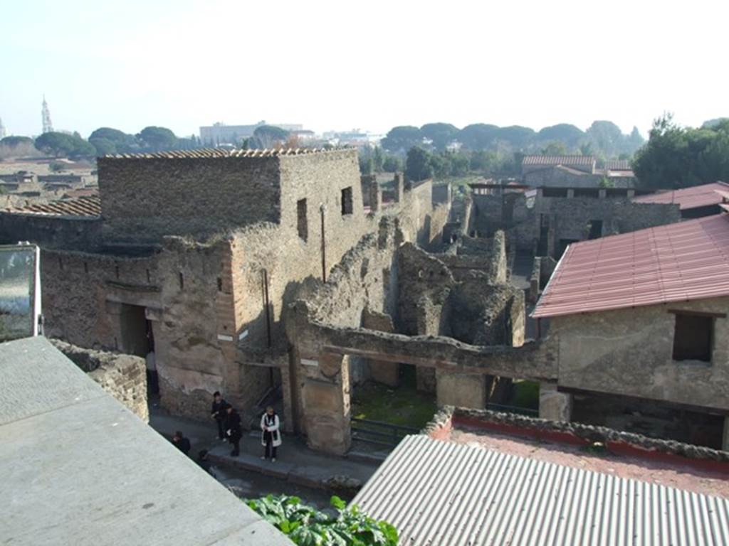 Via dell' Abbondanza. Looking south towards entrance to Vicolo di Paquius Proculus. December 2007.