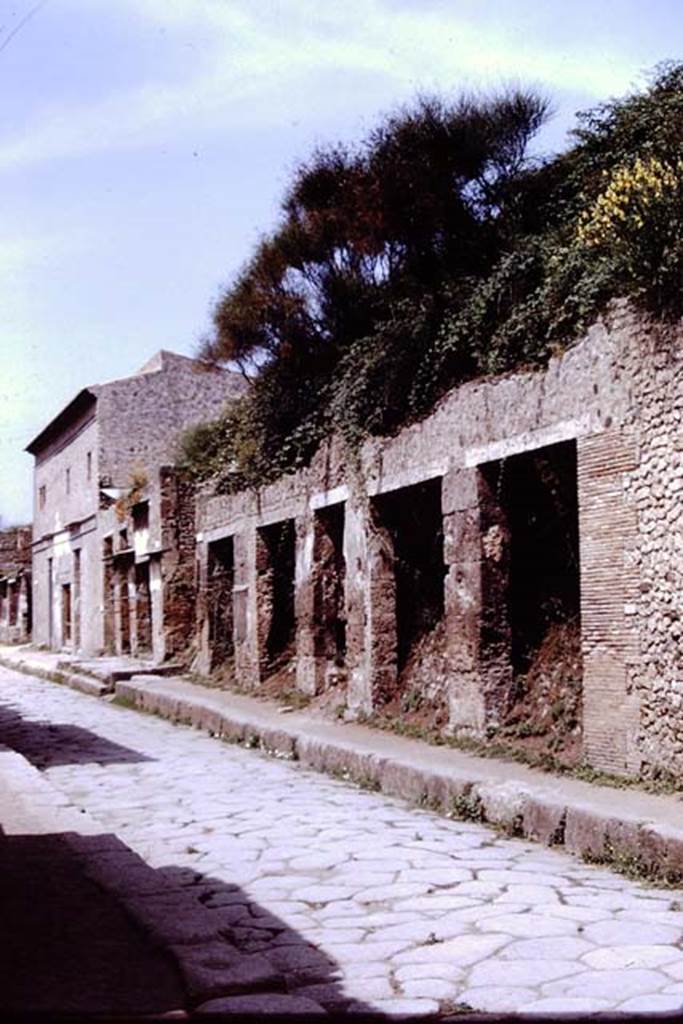 Via dell’Abbondanza, north side. Pompeii. 1972. Looking west along III.1. 
Photo by Stanley A. Jashemski. 
Source: The Wilhelmina and Stanley A. Jashemski archive in the University of Maryland Library, Special Collections (See collection page) and made available under the Creative Commons Attribution-Non Commercial License v.4. See Licence and use details. J72f0400
