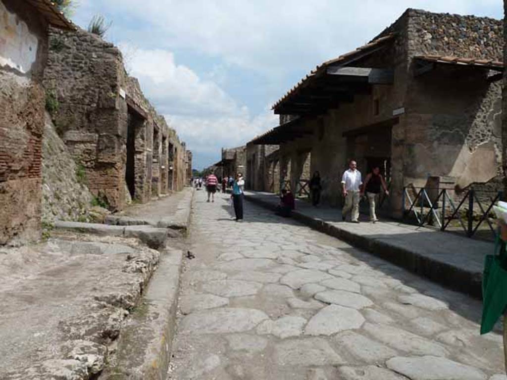 Via dell’Abbondanza, May 2010. Looking east between III.1 and I.11, from near IX.13.6. 