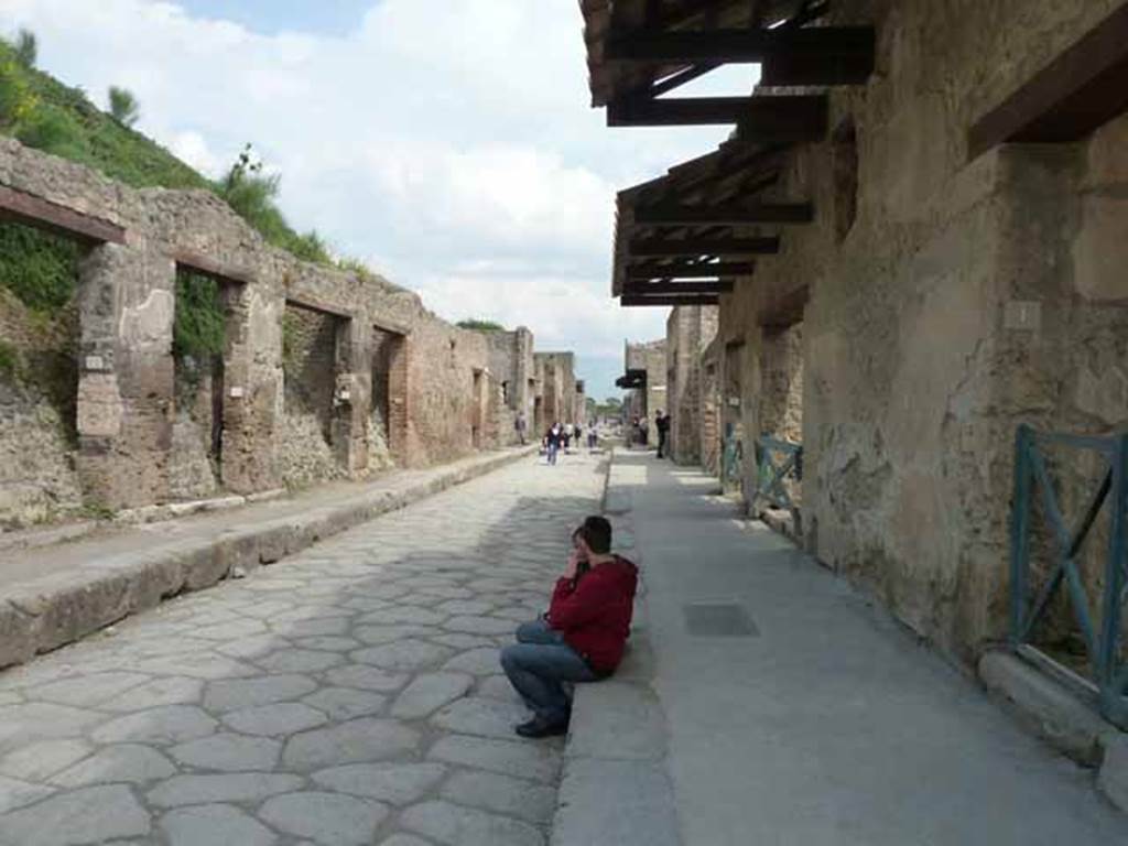 Via dell’Abbondanza, May 2010. Looking east from between III.1 and I.11. 