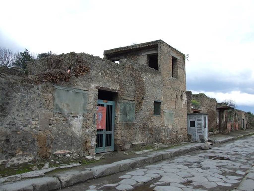 Via dell’Abbondanza. III.4.3 on north side. Looking east to the junction with unnamed vicolo. The custodian’s booth is blocking the vicolo. December 2006.