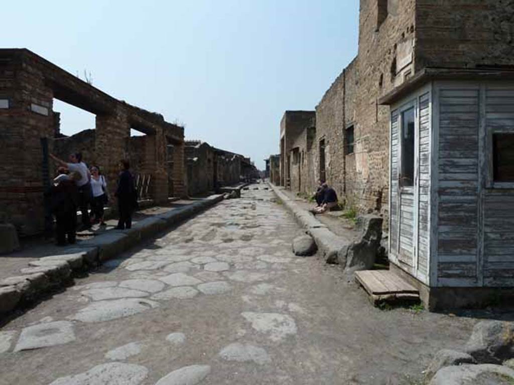 Via dell’Abbondanza. May 2010. Looking west between II.1 and III.4 from junction with unnamed vicolo on the north side.