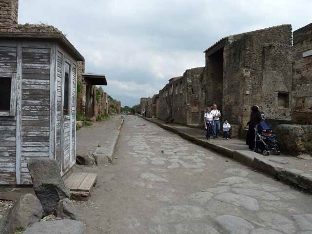 Via dell’Abbondanza. May 2010. Looking east between III.5 and II.2, from near III.4.3