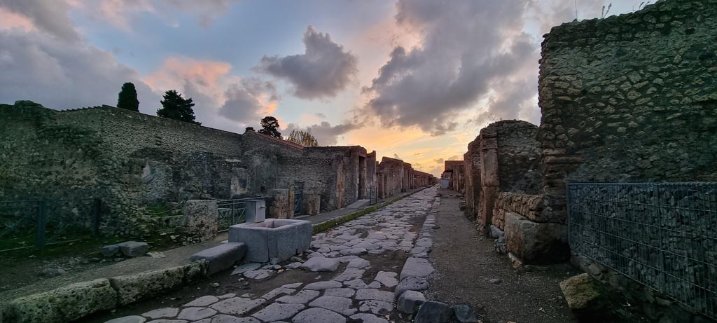 Via dell’Abbondanza, December 2023. Looking west between II.3 and III.6 from near fountain at II.3.5. Photo courtesy of Miriam Colomer