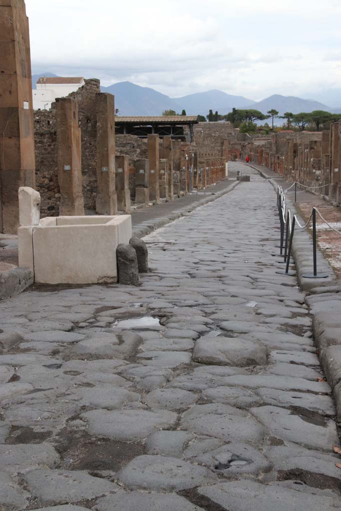 Via dell’Abbondanza. October 2020. 
Looking east from between VII.9 and VIII.5. Photo courtesy of Klaus Heese.
