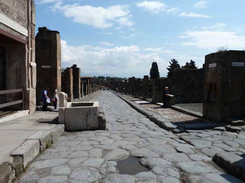 Via dell’Abbondanza. May 2010. Looking east between VII.9 and VIII.5, from near VII.9.68, on left.