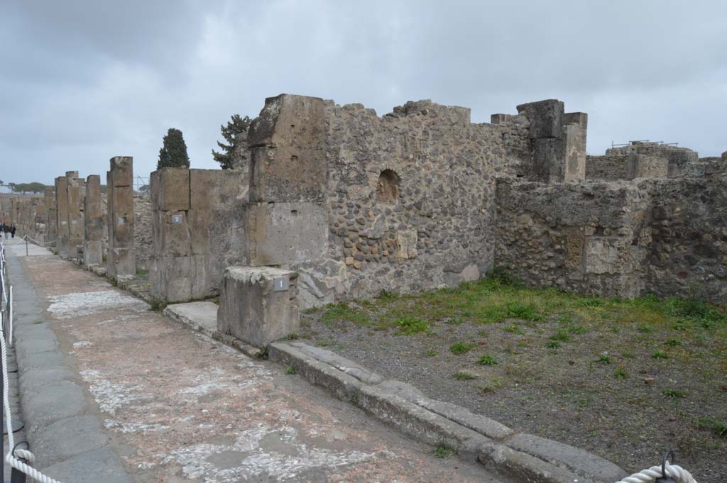 Via dell’Abbondanza, south side. March 2019. Looking east along pavement outside VIII.5.1.
Foto Taylor Lauritsen, ERC Grant 681269 DÉCOR.
