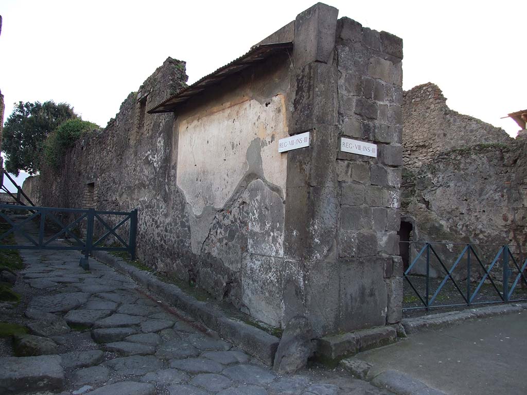 Via dell’Abbondanza, south side. December 2006. 
Looking south at Vicolo dei Dodici Dei with VIII.3.11 on the south-west corner of the junction. 

