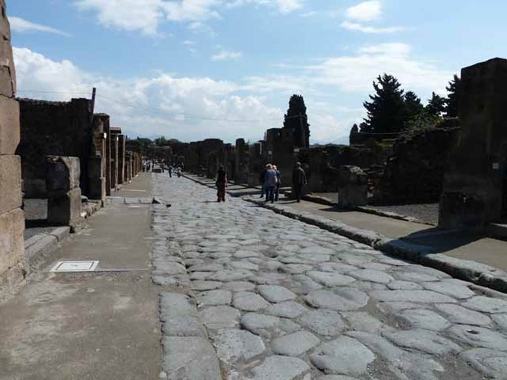 Via dell’Abbondanza. May 2010. Looking east between VII.13 and VIII.5, from near VII.13.8.