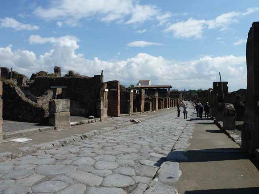 Via dell’Abbondanza, north side. May 2010. Looking east to VII.13.9/10, junction with Vicolo della Maschera, and insula VII.14.