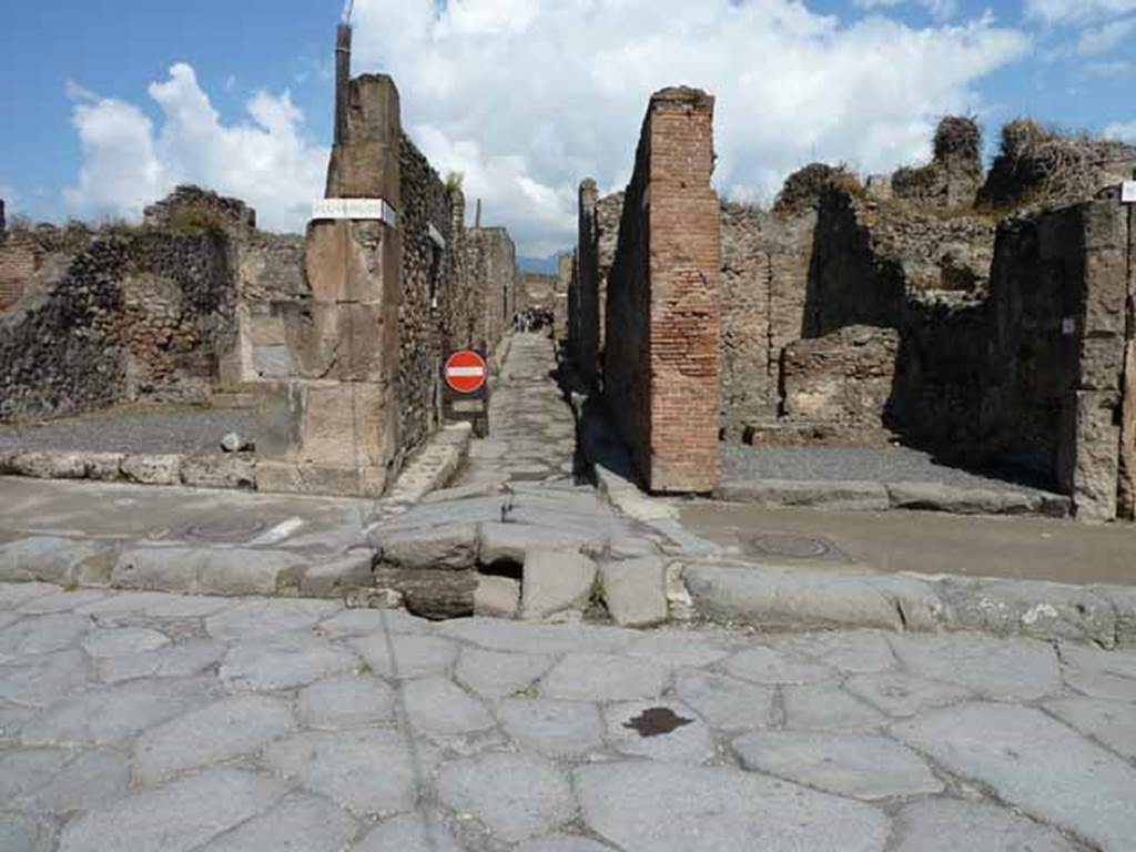 Via dell’Abbondanza, north side. May 2010. Junction with Vicolo della Maschera, between VII.13 and VII.14.