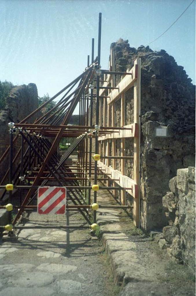 Via dell’Abbondanza, south side. July 2011. Junction with unnamed vicolo between both sides of VIII.5. Photo courtesy of Rick Bauer.