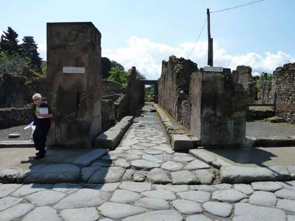 Via dell’Abbondanza, south side. May 2010. Junction with unnamed vicolo between both sides of VIII.5