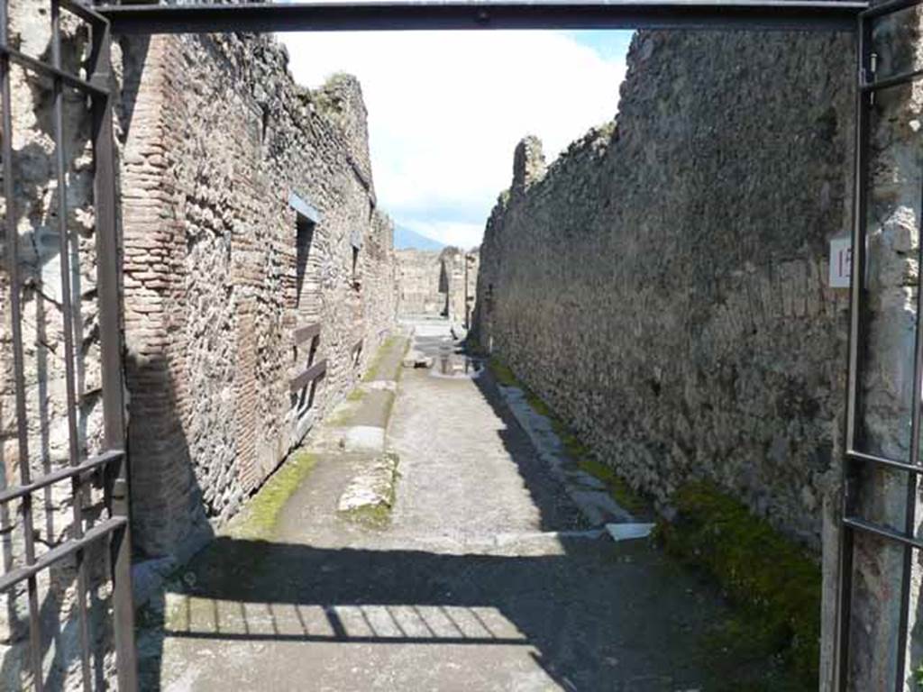 Via dell’Abbondanza. May 2010. Looking north along unnamed vicolo towards junction with Via dell’Abbondanza.