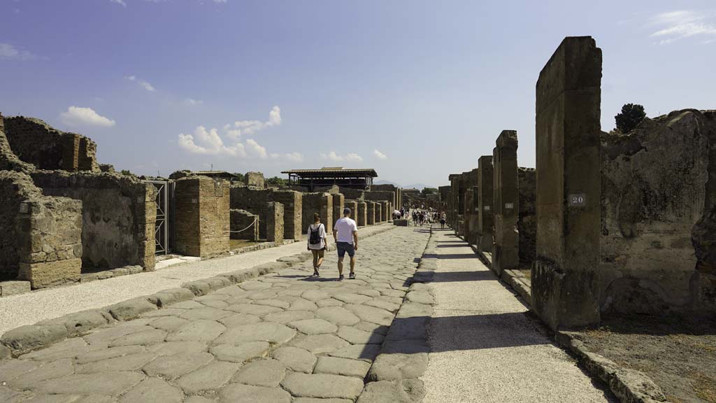 Via dell’Abbondanza, August 2021.  Looking east from between VII.14 and VIII.5. Photo courtesy of Robert Hanson.