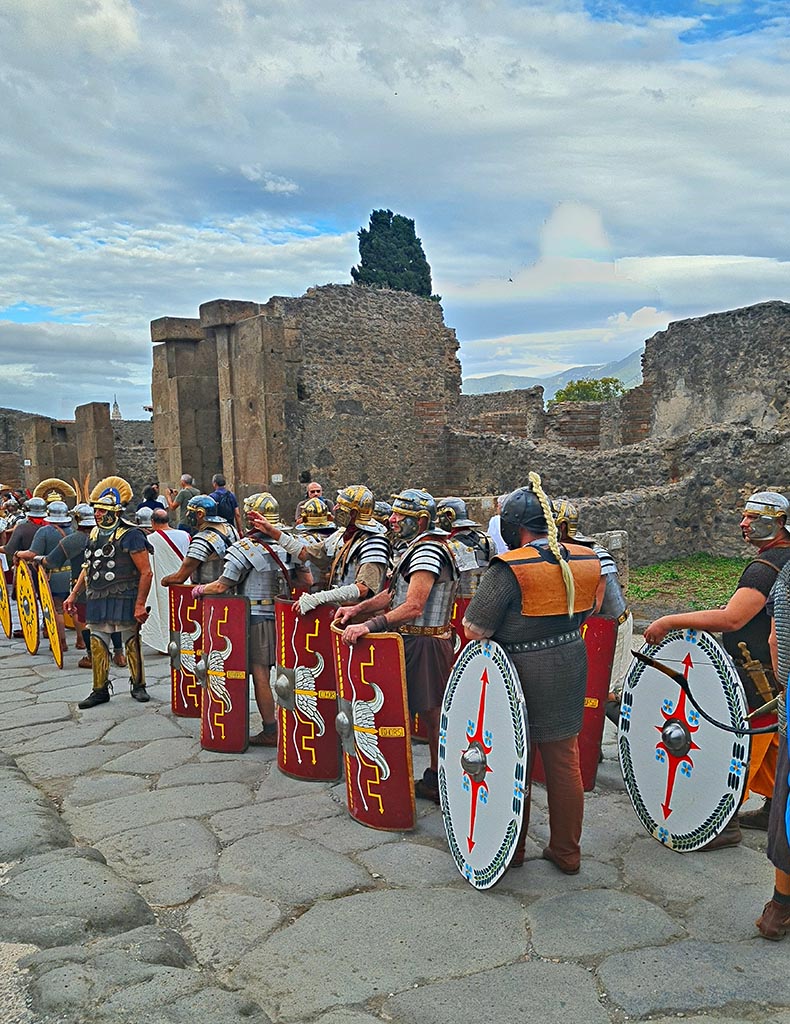 Via dell’Abbondanza, south side, Pompeii. 28th September 2024. 
Looking south-east towards VIII.5.28 during “Ludi Pompeiani” event. Photo courtesy of Giuseppe Ciaramella.
