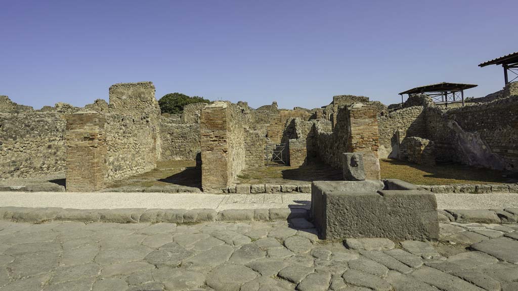 Via dell’Abbondanza, north side. August 2021. 
Looking north towards fountain in front of VII.14.13 and VII.14.14. Photo courtesy of Robert Hanson.


