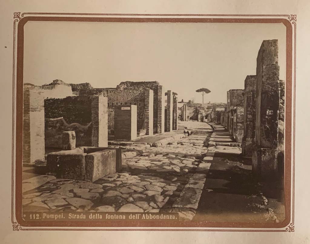 Via dell’Abbondanza, north side, Pompeii. December 2018. 
Looking north at junction with Vicolo del Lupanare, with street altar on west side. Photo courtesy of Aude Durand.
