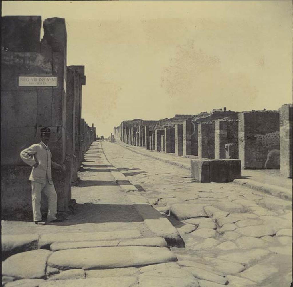 Via dell’ Abbondanza. November 1899. Looking west between VIII.5 and VII.14, from the junction with Via dei Teatri. Photo courtesy of Rick Bauer.
