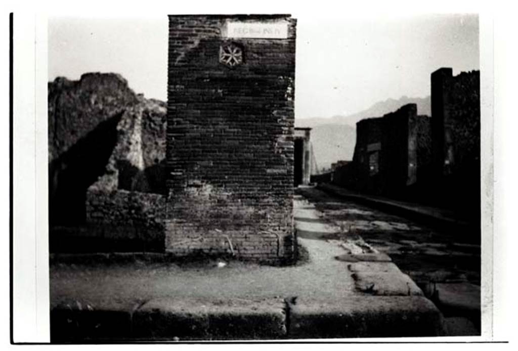 Via dell’Abbondanza, south side. Looking south towards corner pilaster of VIII.4.1, in centre, and Via dei Teatri, on right.
Photo by Tatiana Warscher. Photo © Deutsches Archäologisches Institut, Abteilung Rom, Arkiv. 
