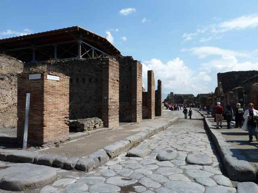 Via dell’Abbondanza, north side. May 2010. Looking east along VII.1, from junction.