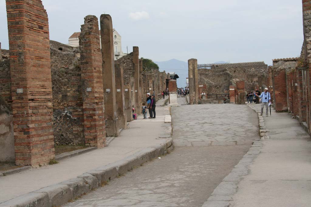 Via dell’Abbondanza, April 2010. Looking east between VII.1 and VIII.4. Photo courtesy of Klaus Heese.