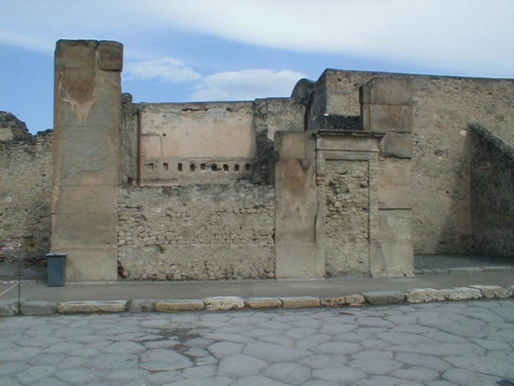 Via dell’Abbondanza, north side. September 2004. Near the Stabian Baths at VII.1.10 and blocked doorway. 