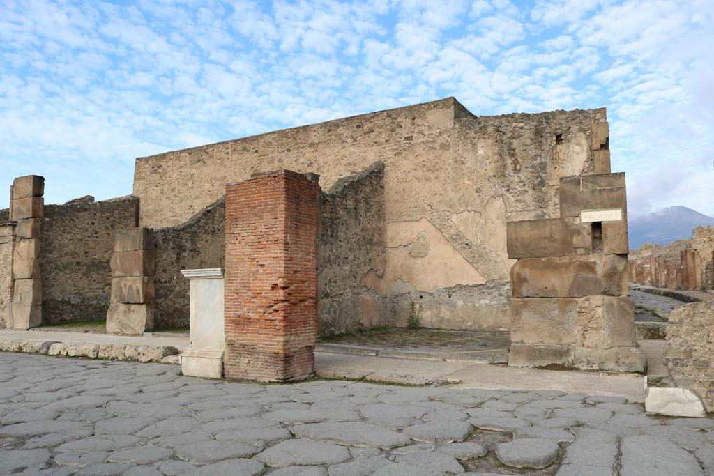 Via dell’Abbondanza, north side at Holconius’s crossroads, with Via Stabiana, on right. December 2018.
VII.1.12, centre right, is linked to VII.1.13 on Via Stabiana. Photo courtesy of Aude Durand.
