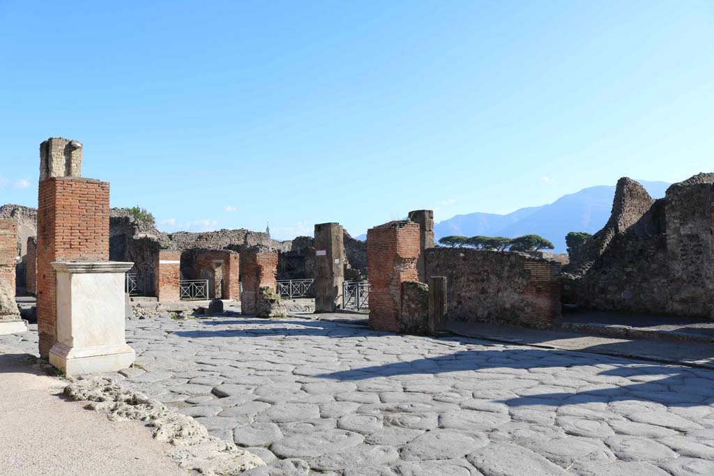 Via dell’Abbondanza, south side, December 2018. 
Looking south-east towards Holconius’ crossroads, with Via Stabiana, on left. Photo courtesy of Aude Durand.
