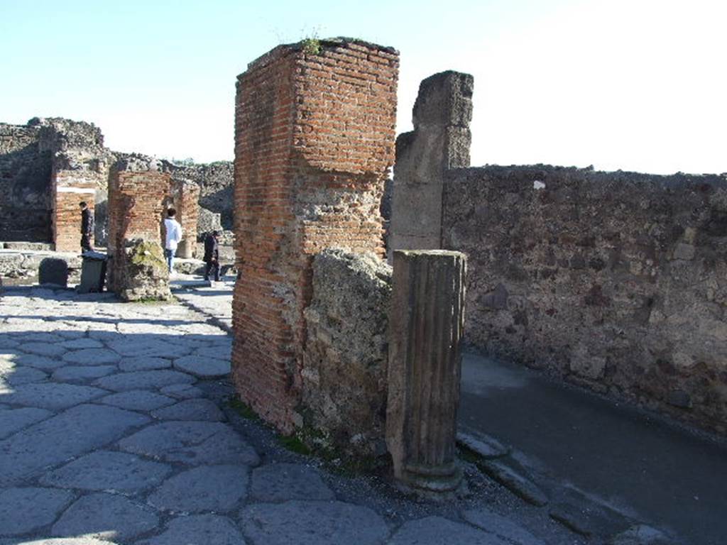 Via dell’Abbondanza. South side. Looking east to junction with Via Stabiana. December 2006.