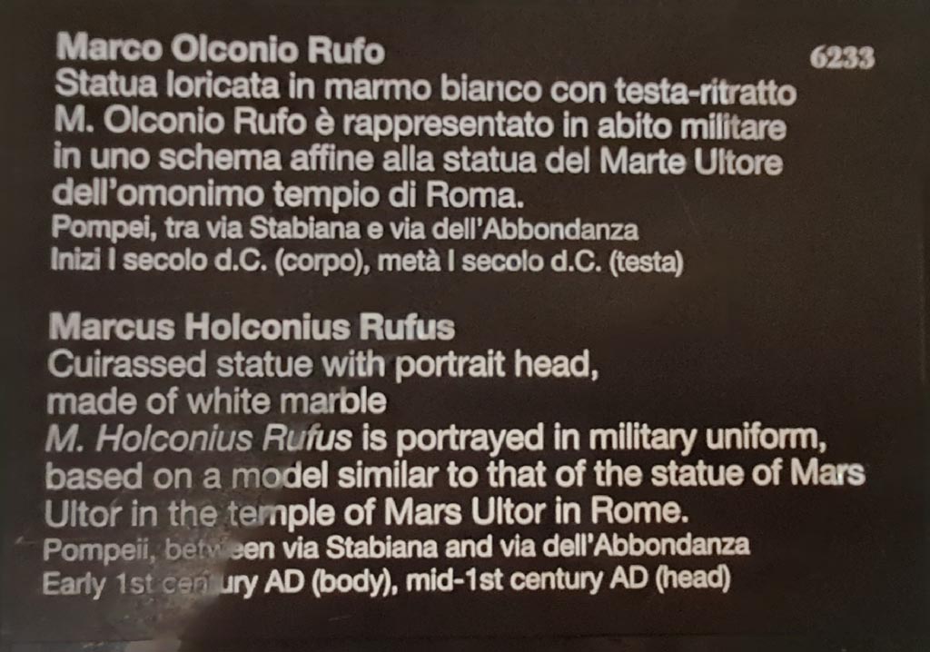 Via dell’Abbondanza, north side, Pompeii, near VII.1.12.
April 2023. White marble statue of M. Holconius Rufus, on display in “Campania Romana” gallery
Now in Naples Archaeological Museum. Inventory number 6233.
Photo courtesy of Giuseppe Ciaramella.
