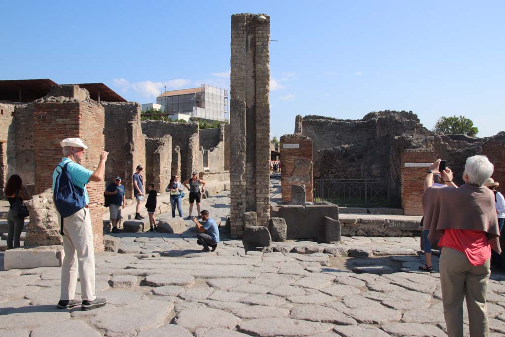 Via dell’Abbondanza. September 2017. Looking east across junction with Via Stabiana, (on left and right) at the crossroads of Holconius.
Photo courtesy of Klaus Heese.
