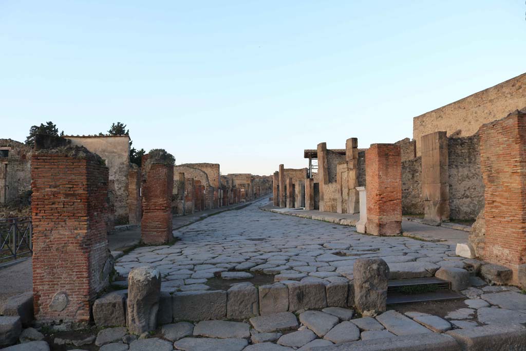 Via dell’Abbondanza. Looking east across junction with Via Stabiana, to the left (north) and right (south). December 2006.