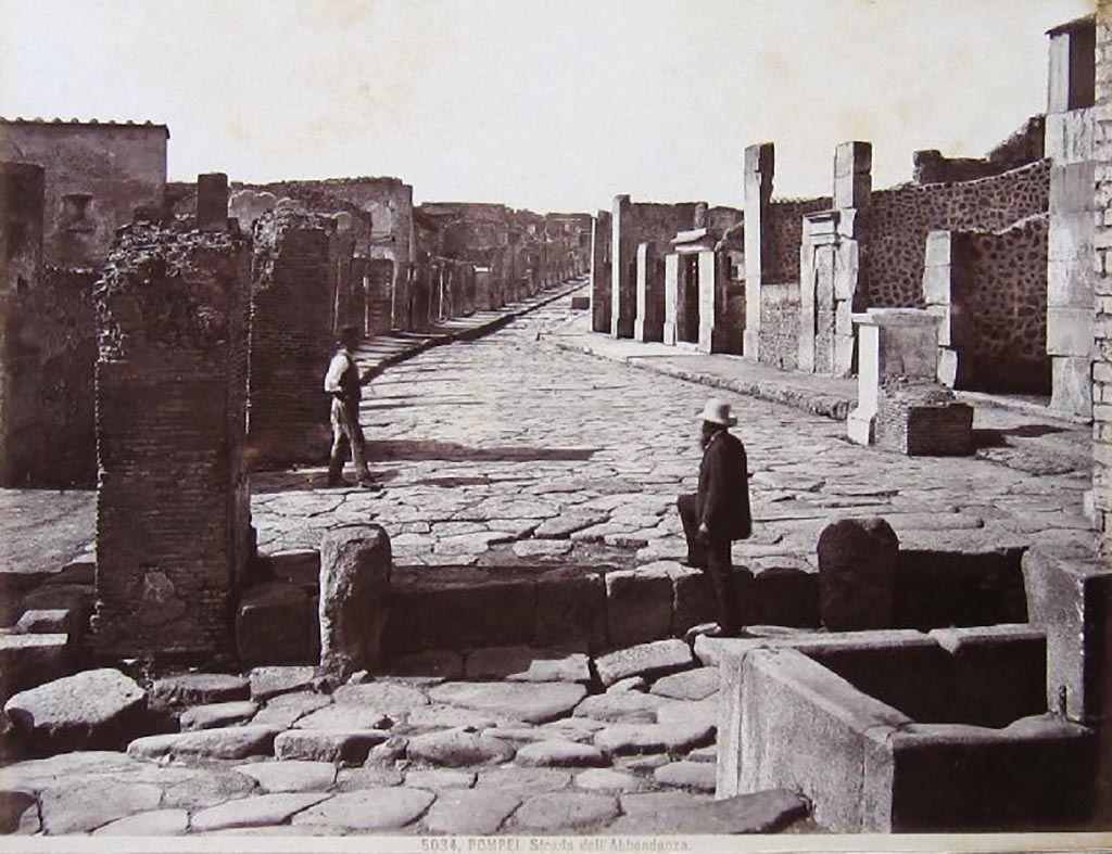 Via dell’Abbondanza, Pompeii. December 2018. 
Looking west from Holconius’s crossroads, with VIII.4, on left, and VII.1, on right. Photo courtesy of Aude Durand.
