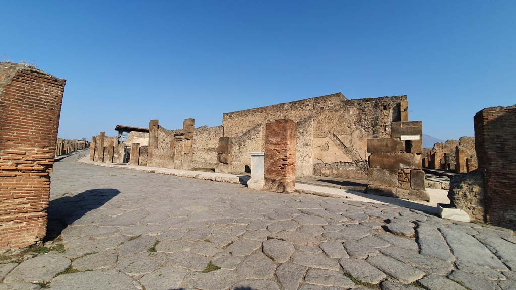 Via dell’Abbondanza, Pompeii, north side. July 2021. 
Looking west along north side from Holconius’ crossroads, with Via Stabiana, on right.
Foto Annette Haug, ERC Grant 681269 DÉCOR
