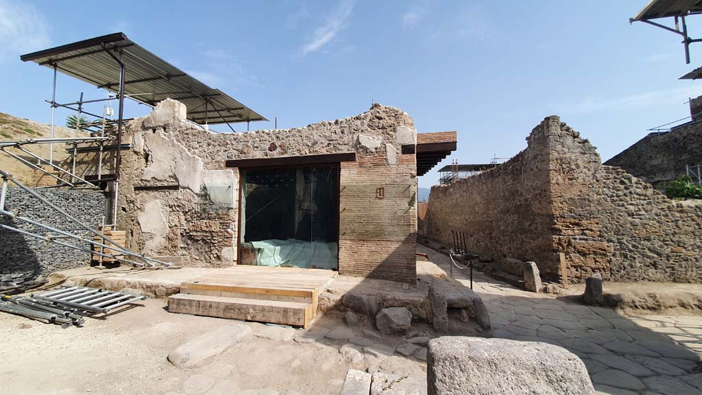 V.3, Pompeii. August 2021.
Looking south at crossroads between Vicolo delle Nozze d’Argento, left to right, and Vicolo dei Balconi, centre right.
Foto Annette Haug, ERC Grant 681269 DÉCOR.
