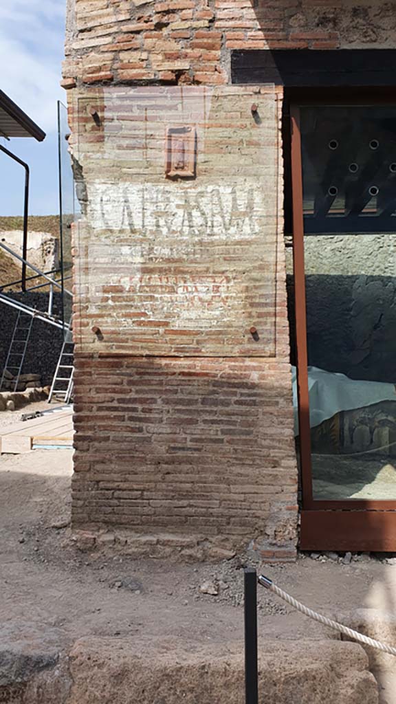 V.3, Pompeii. August 2021. Thermopolium with painting of nereid.
Looking east to painted graffiti on north side of entrance doorway in Vicolo dei Balconi.
Foto Annette Haug, ERC Grant 681269 DÉCOR.