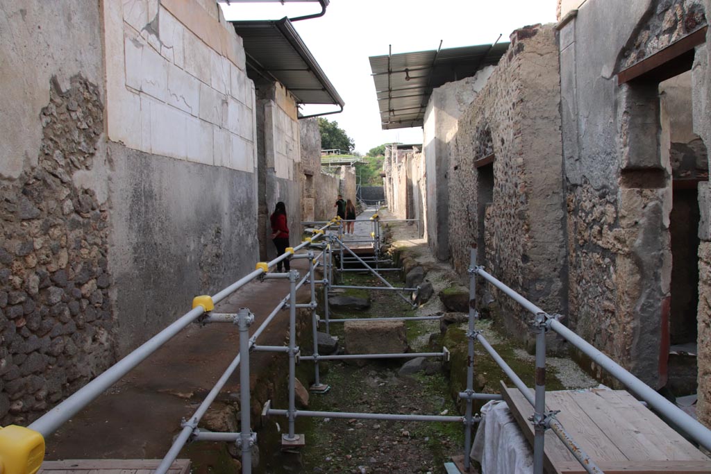 Vicolo dei Balconi, Pompeii. October 2022.
Looking north between Casa del Orione, on left, and doorway B9 into room 15 in Casa del Giardino, on right.
Photo courtesy of Klaus Heese.