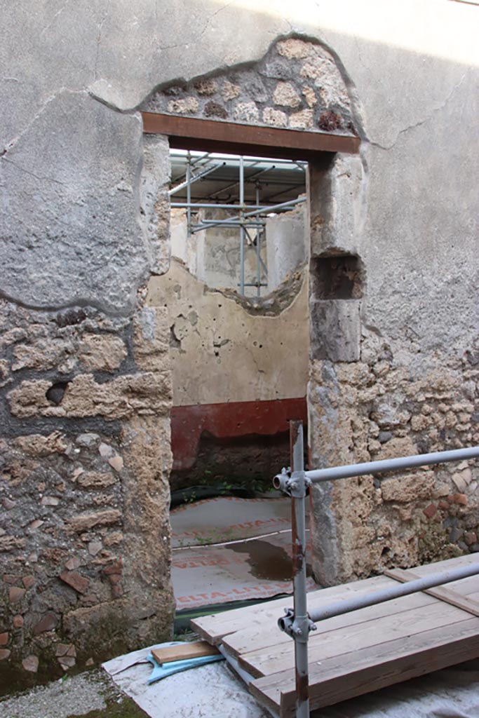 Vicolo dei Balconi, east side, Pompeii. October 2022.
Doorway into room 15 of Casa del Giardino (doorway we shall call (9). Photo courtesy of Klaus Heese.
