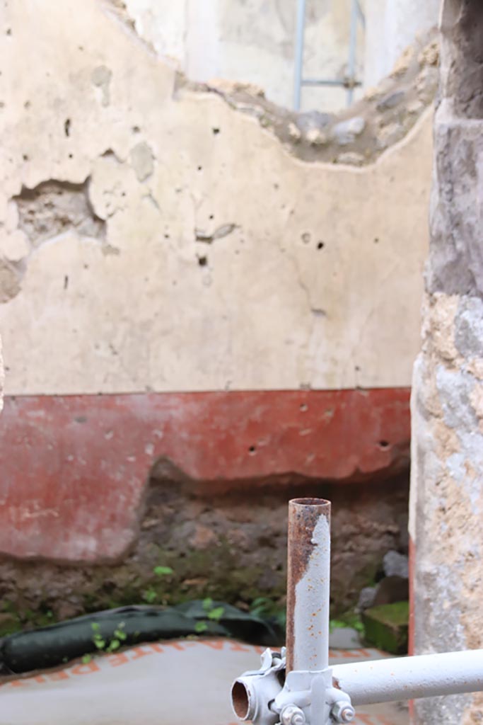 Vicolo dei Balconi, Pompeii. October 2022.
Looking east through doorway towards decorated east wall of room 15. Photo courtesy of Klaus Heese.