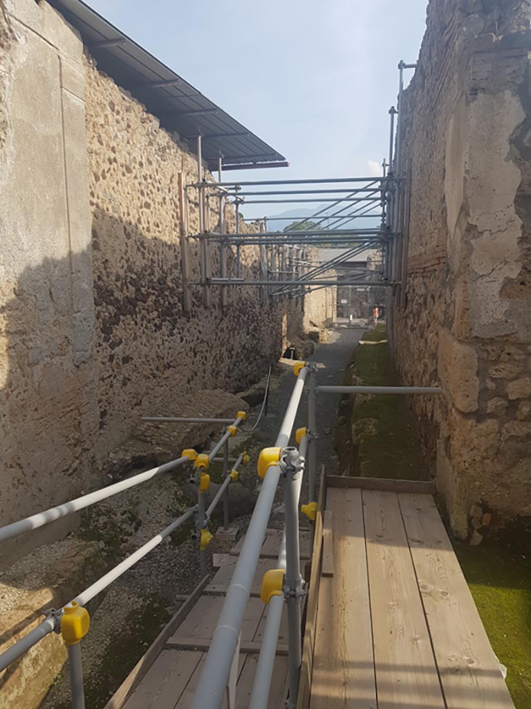 Vicolo dei Balconi, Pompeii. October 2022.
Looking south from Casa del Giardino, on left, and V.2.21, on right. Photo courtesy of Klaus Heese.